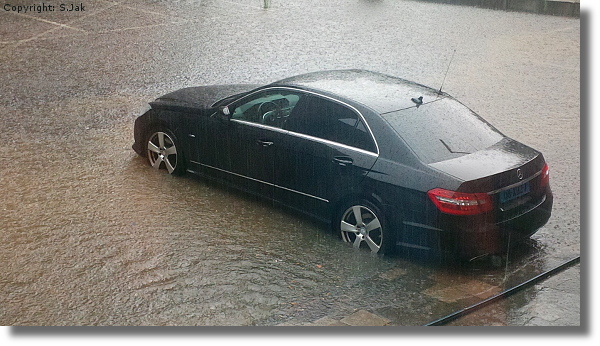 Taxi in ruim 40 mm regenwater 28 juli 2014 te Utrecht