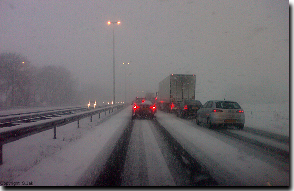 Vette sneeuwval bij -1 graad op de A1, 1 februari 2010 tussen Barneveld en Amersfoort rond 8.45 uur.