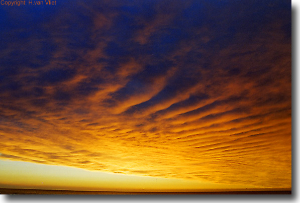 Altocumulus undulatus, golfvormige wolken. Gefotografeerd door Hennie van Vliet te Ameland op 2 augustus 2006